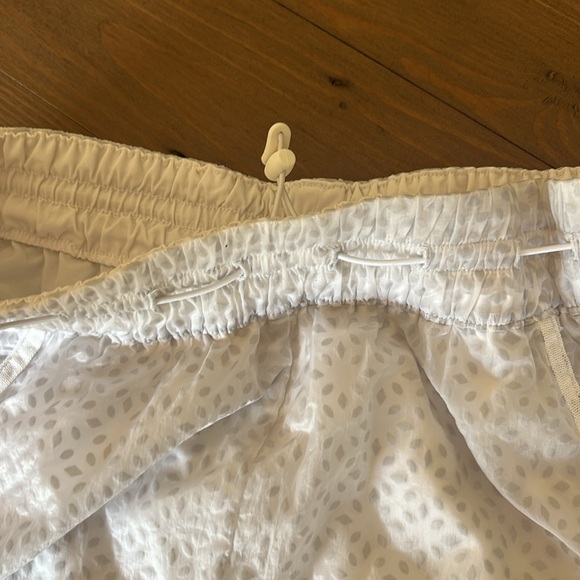 Lululemon size 4, Find Your Flock, lined white shorts. - Picture 5 of 6